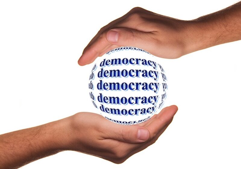 La democrazia nel mondo tra segnali preoccupanti e fiducia nei principi